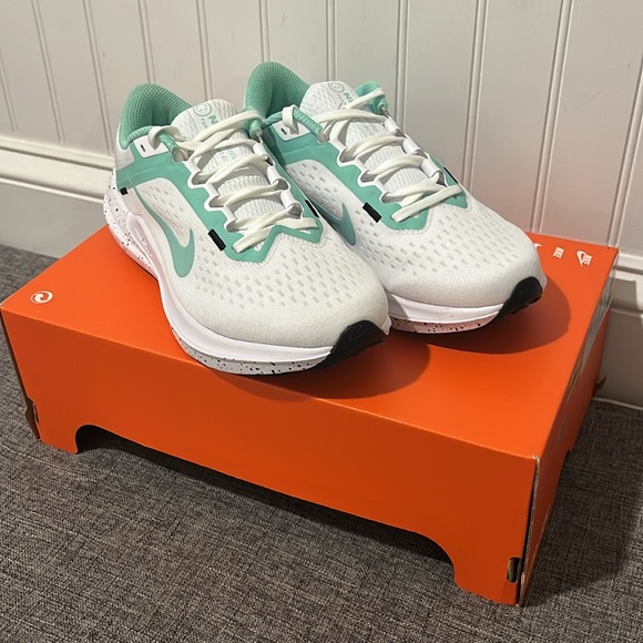 Nike Air Winflo 10 FN7106-100 Womens White/Emerald Rise Black Running Shoes Sz 6 - Picture 4 of 11